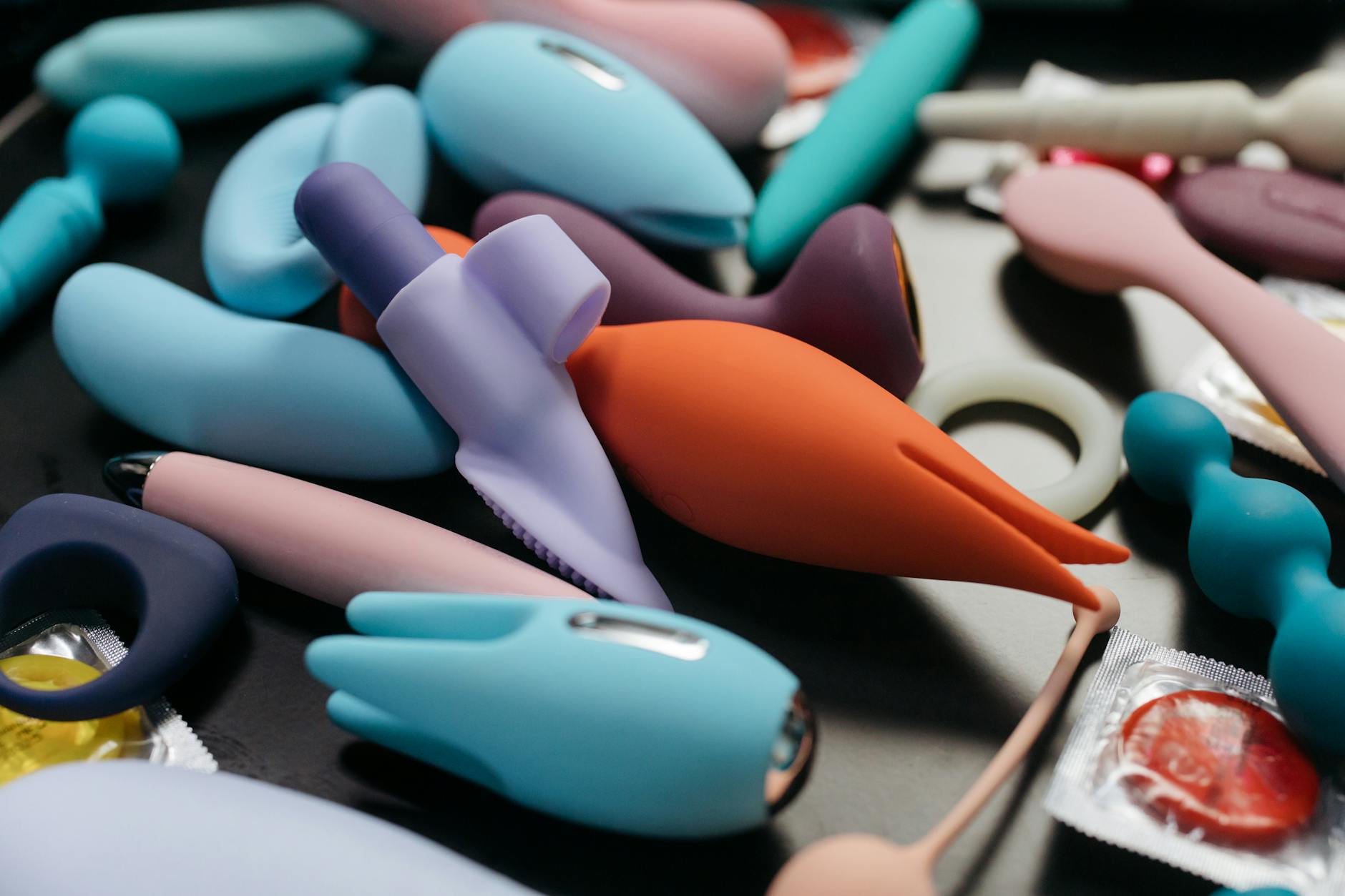 Due donne che ridono insieme con arance fresche, esprimendo gioia e sensualità