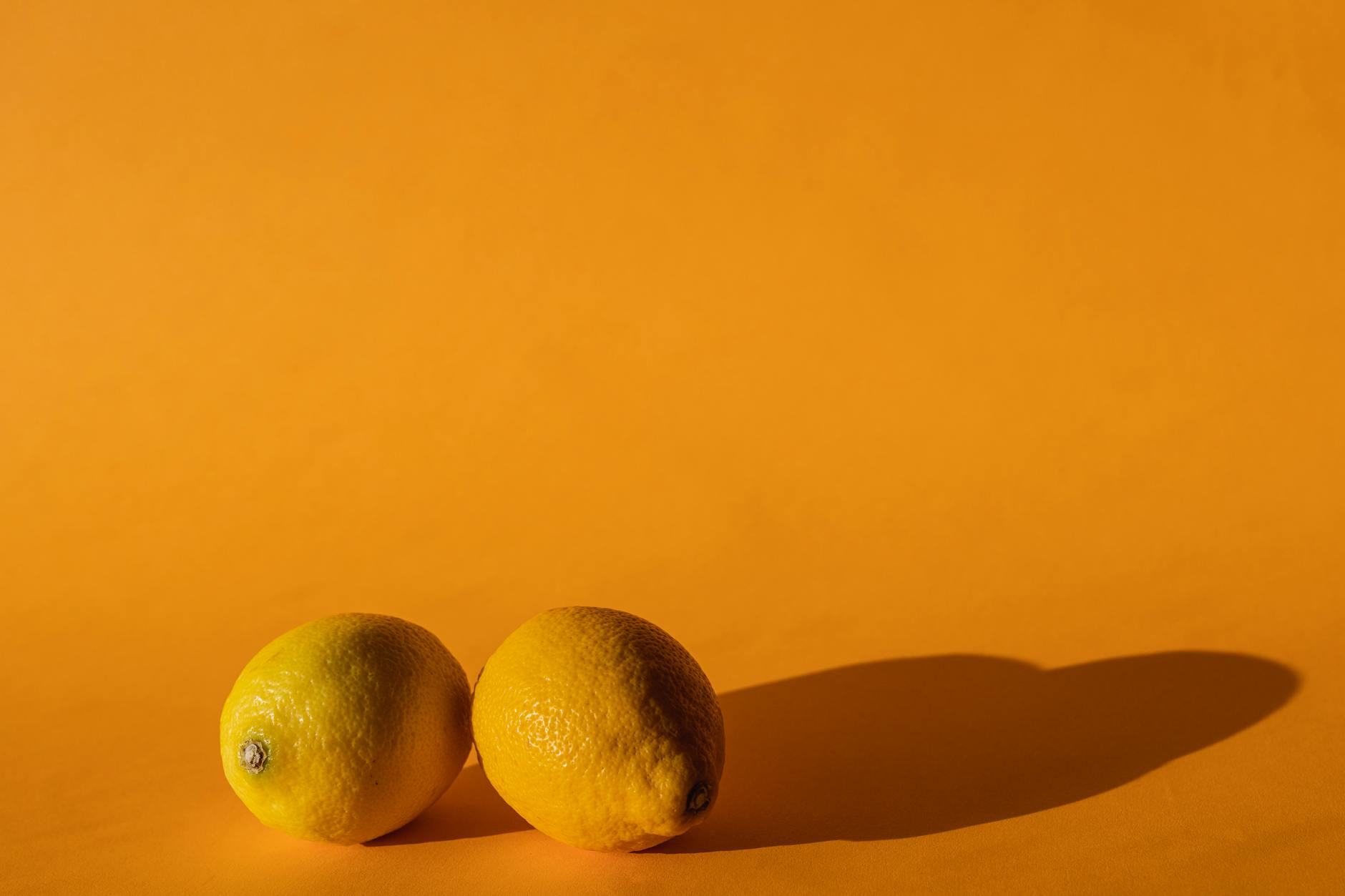Collezione di vibratori colorati su sfondo giallo brillante che simboleggia la varietà e l'inclusività del piacere sessuale